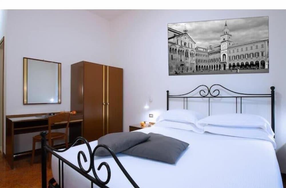 Cdh Hotel Modena Esterno foto