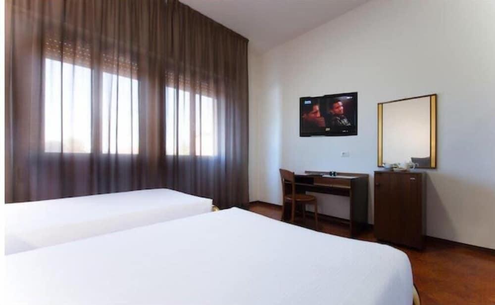 Cdh Hotel Modena Esterno foto