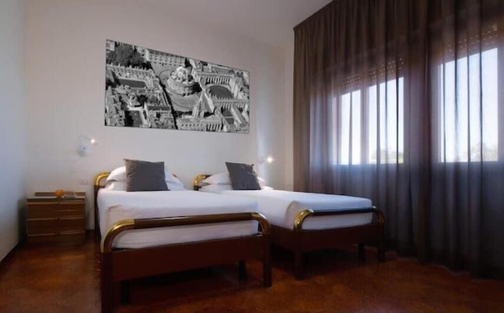 Cdh Hotel Modena Esterno foto