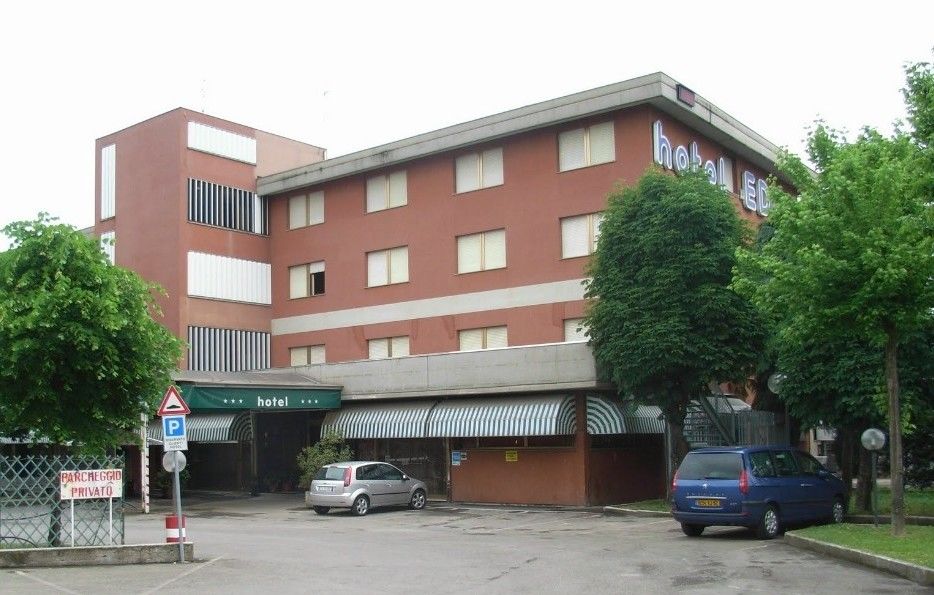 Cdh Hotel Modena Esterno foto